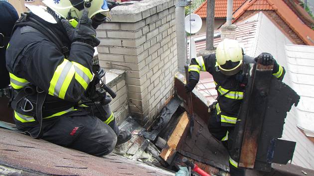 Hořela střecha. Dělníci používali při natahování lepenky hořák