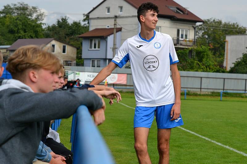 Dorostenci Tlumačova (bílé dresy) ve 3. kola krajské soutěže skupiny A podlehli Horní Lideči 1:4 a jsou bez bodu poslední.