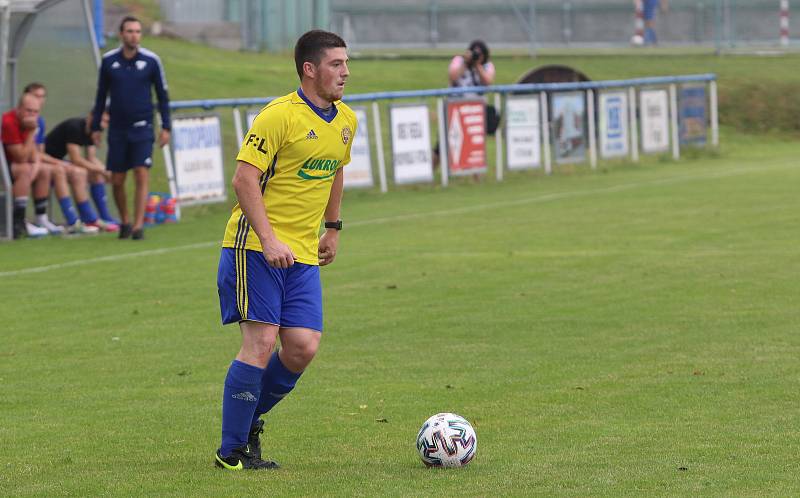 Fotbalisté Luhačovic (ve žlutých dresech) zvítězili na hřišti Sokola Veselá 4:3.