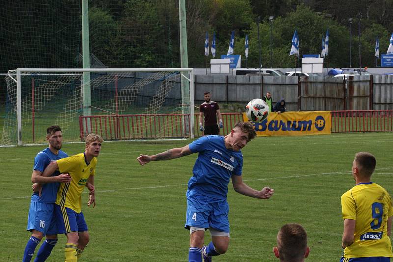 Sobotní třetiligové derby mezi Viktorií Otrokovice (modré dresy) a béčkem Fastavu Zlín skončilo výhrou domácího celku 2:0.