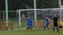 Sobotní třetiligové derby mezi Viktorií Otrokovice (modré dresy) a béčkem Fastavu Zlín skončilo výhrou domácího celku 2:0.