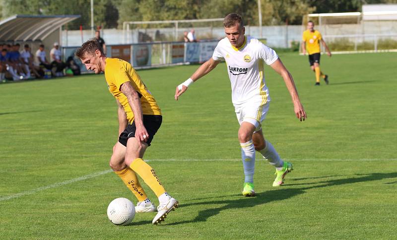 Fotbalisté Zlína B (bílé dresy) v 6. kole MSFL prohráli v Rosicích 1:2.