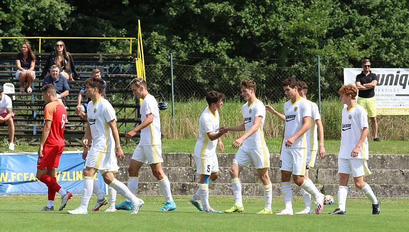 Fotbalisté Zlína B (bílé dresy) v sobotním přípravném zápase na Vršavě remizovali s juniorkou Zbrojovky Brno 2:2.