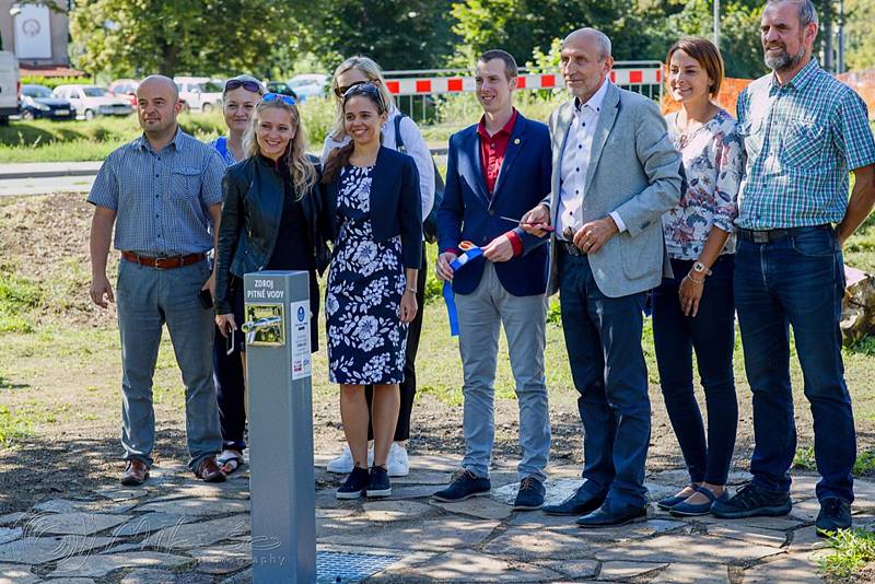 Nové pítko v parčíku na rohu Sokolské ulice a Fügnerova nábřeží