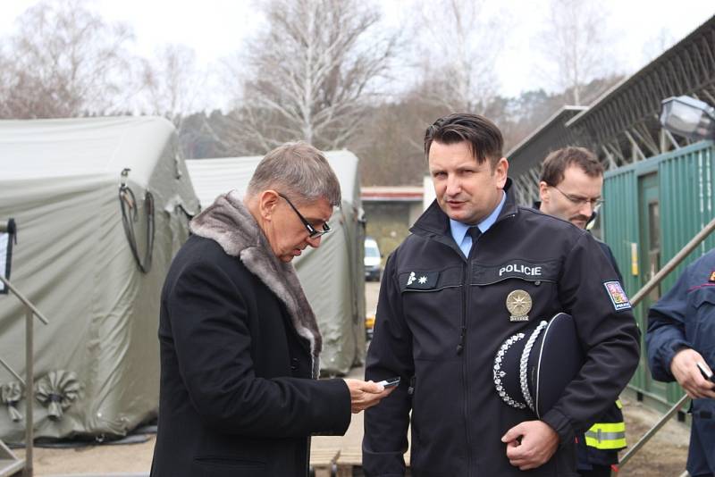 Andrej Babiš si prohlédl sklad ve Vrběticích.