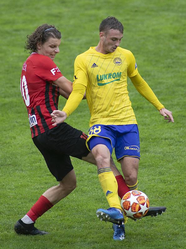 Zlín - Zápas skupiny o záchranu FORTUNA:LIGY mezi FC Fastav Zlín a SFC Opava. Filip Souček (SFC Opava), Jakub Janetzký (FC Fastav Zlín).