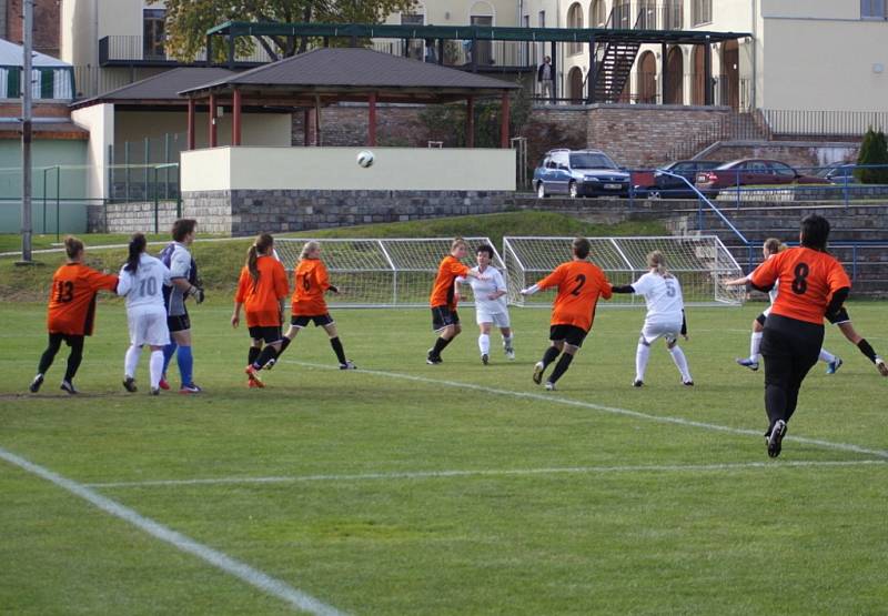 Fotbal divize žen: Velké Pavlovice - Holešovské holky