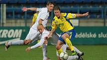 Druholigoví fotbalisté Zlína (ve žlutém) doma bez větších problémů porazili rivala HFK Olomouc 3:0. 