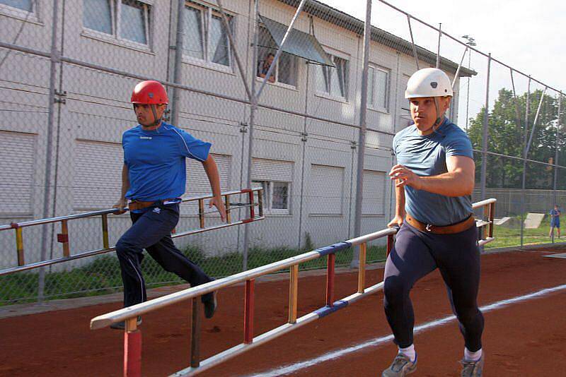 Hasiči ve sportovních úborech ve čtvrtek obsadili otrokovický stadion Jiskra. Konalo se tady totiž krajské kolo soutěže v požárním sportu. A to dokonce jubilejní desátý ročník.