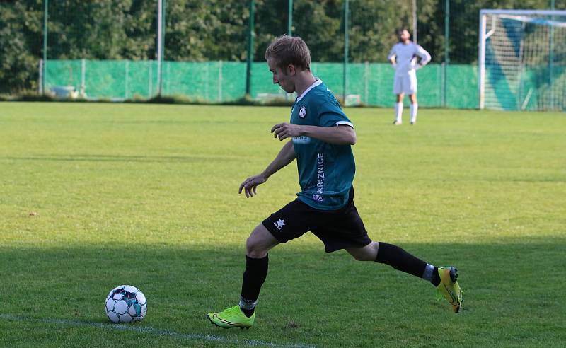 Fotbalisté Březnice doma porazili Louky (červené dresy) 2:0.