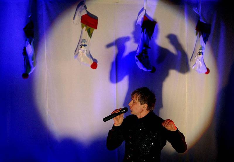 Petr Kotvald vystoupil v otrokovickém hotelu Átrium v pondělí 13. prosince na benefičním koncertu pro děti z dětských domovů.