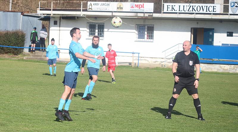 Fotbalisté Hvozdné (modré dresy) v přípravném zápase porazili Lužkovice.