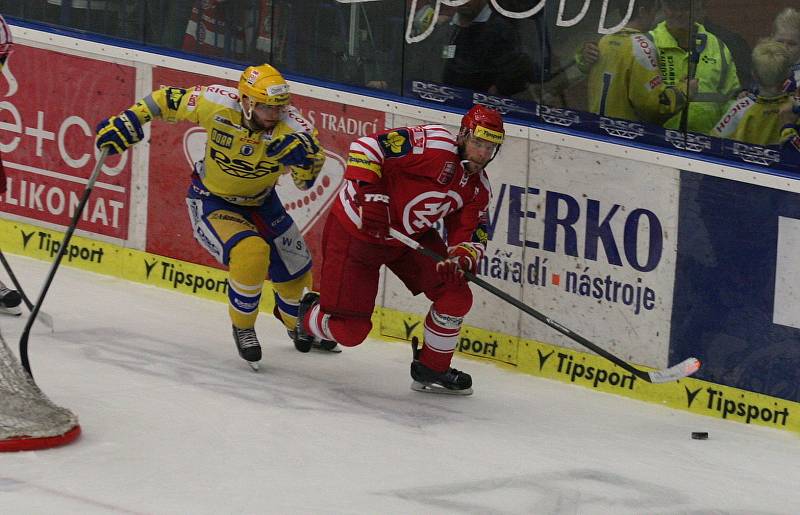 Extraligoví hokejisté Zlína (ve žlutém) v rámci 3. zápasu semifinále play off doma hostí Třinec.