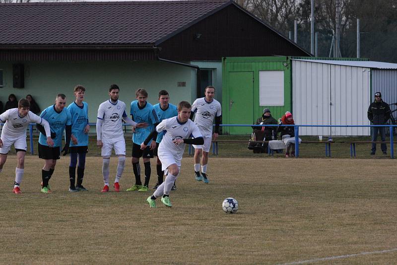 Fotbalisté Tlumačova (bílé dresy) v dohrávce 11. kola krajské I. B třídy skupiny C podlehli Polešovicím 0:2.