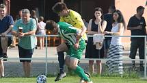 Fotbalisté Újezdu (ve žlutých dresech) zdolali Vysoké Pole 4:2 a před letní pauzou zůstali v čele Ligy4.