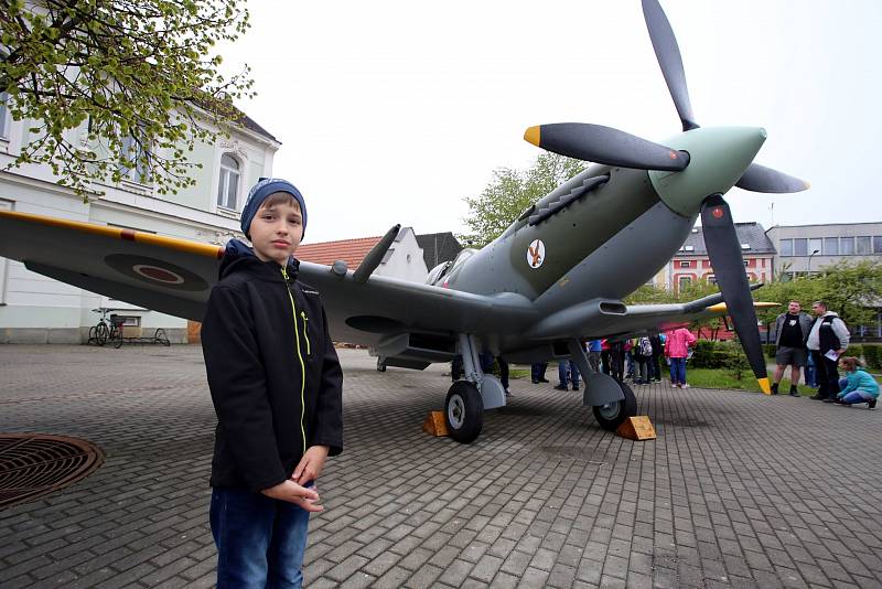 Letadlo Spitfire na náměstí ve Valašských Kloboukách.