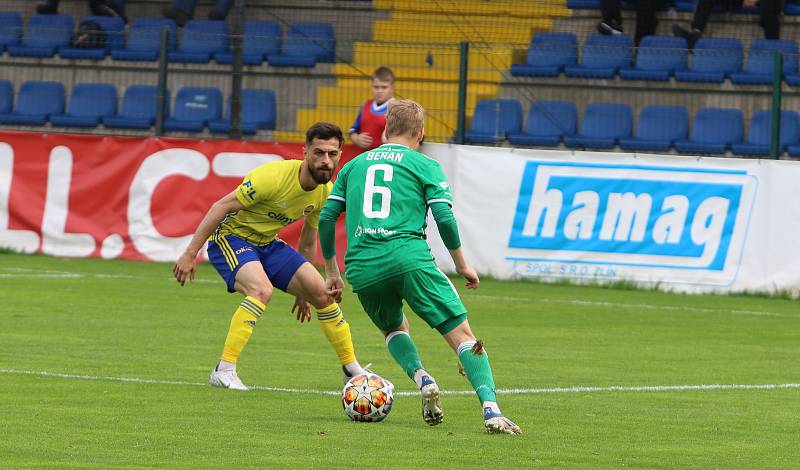 Fotbalisté Zlína (žluté dresy) ve 3. kola skupiny o záchranu podlehli pražským Bohemians 1905 1:4.