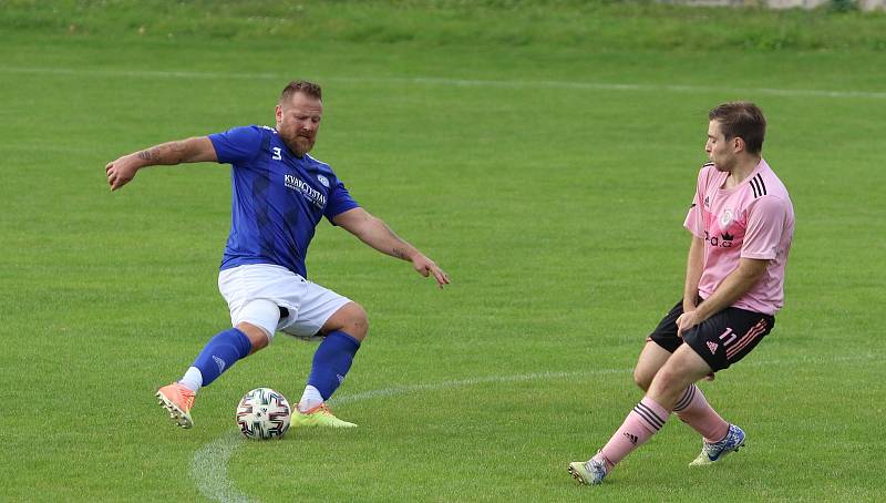 Fotbalisté Malenovic (růžové dresy) doma prohráli se Zborovicemi 1:5.