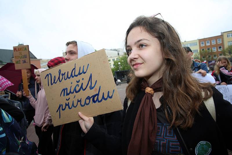 Středoškolská stávka za klima na náměstí Míru ve Zlíně.