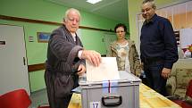 Volby 2017 Volení do přenosné urny v Krajské nemocnici T. Baťi ve Zlíně.Na snímku Antonín Schönbaun
