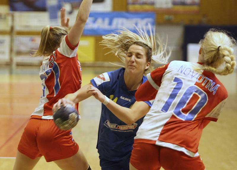 Házenkářky Zlína (v modrém) v nedělním 14. kole mezinárodní MOL ligy doma po boji podlehly Slavii Praha 21:22.