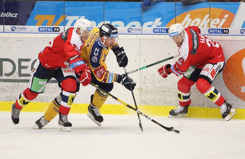 Extraligoví hokejisté Zlína (ve žlutém) v pátek v 7. kole doma hostili Pardubice. Foto: pro Deník/Jiří Hejtmánek