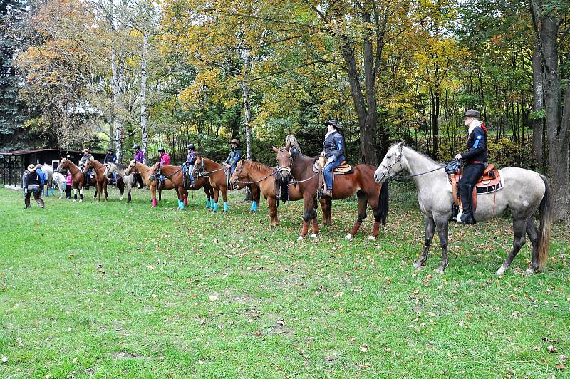 Svátek svatého Huberta připadá na 3. listopadu, v různých jezdeckých stájích se ale konají Hubertovy jízdy jako připomínka parforsních honů často již od konce září.