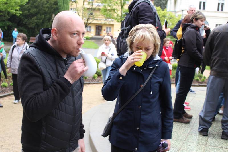 Žehnání pramenům. „Jde o děkovnou modlitbu, že v tomto kraji, našem městě i farnosti jsou léčivé prameny,“ vysvětlil farář Hubert Wojcik.