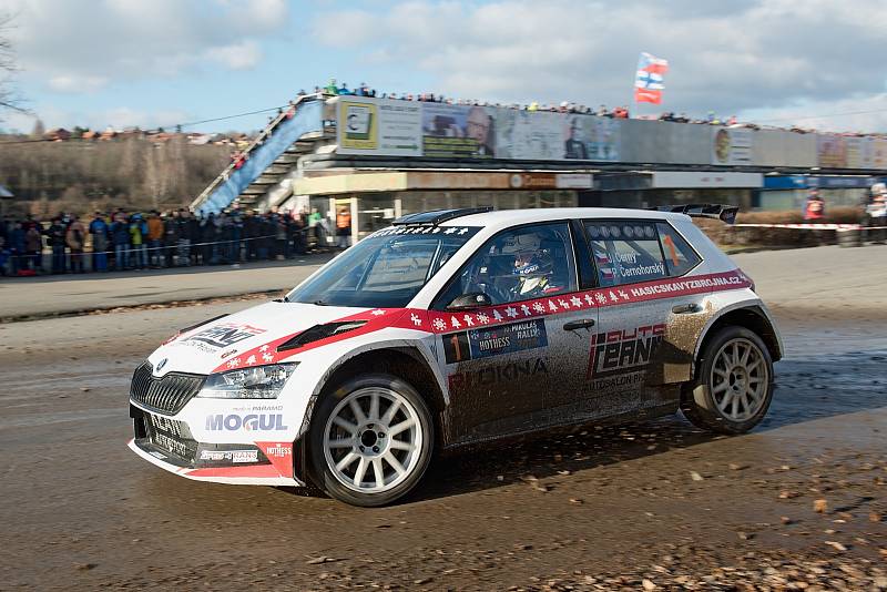 Jubilejní 10. ročník exhibičního závodu Mikuláš Rally na Slušovicku ovládl Jan Černý ve voze Škoda Fabia R5, jenž o tři desetiny vteřiny porazil vsetínského Miroslava Jakeše. Foto: pro Deník/Jan Pořízek