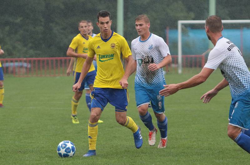 Fotbalisté Otrokovic (v bílých dresech) prohráli v 6. kole MSFL se zlínskou rezervou 0:4.