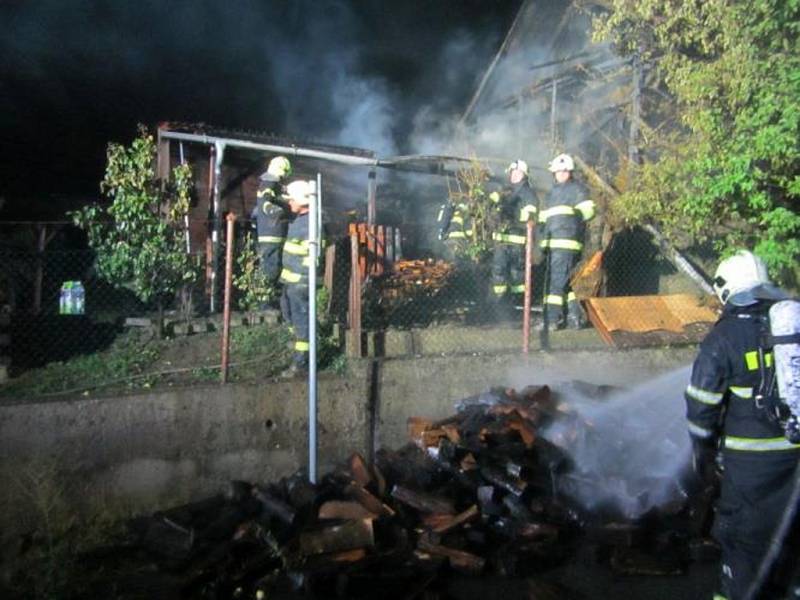 Večerní požár v Halenkovicích zničil kůlnu, sousední dílnu a uskladněné dřevo