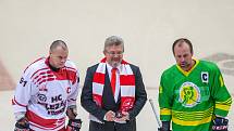 Exhibiční utkání legend v repríze finále z roku 1998 mezi HC Železárny Třinec - Petra Vsetín, 8. listopadu 2019 v Třinci. Zleva Richard Král, Jan Moder a Rostislav Vlach.