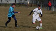 Fotbalisté Tlumačova (bílé dresy) v dohrávce 11. kola krajské I. B třídy skupiny C podlehli Polešovicím 0:2.