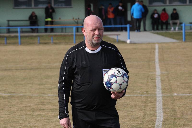 Fotbalisté Tlumačova (bílé dresy) v dohrávce 11. kola krajské I. B třídy skupiny C podlehli Polešovicím 0:2.