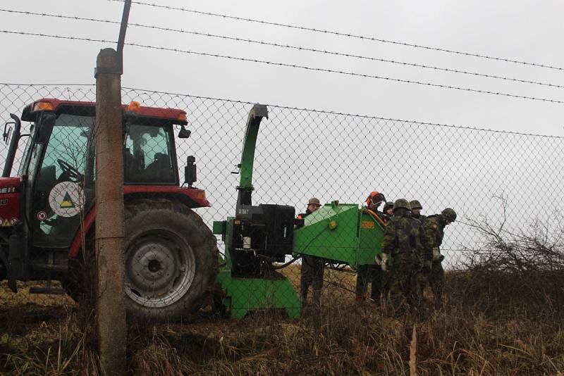 300 vojáků a policistů střeží a čistí Vrbětickou bezpečnostní zónu