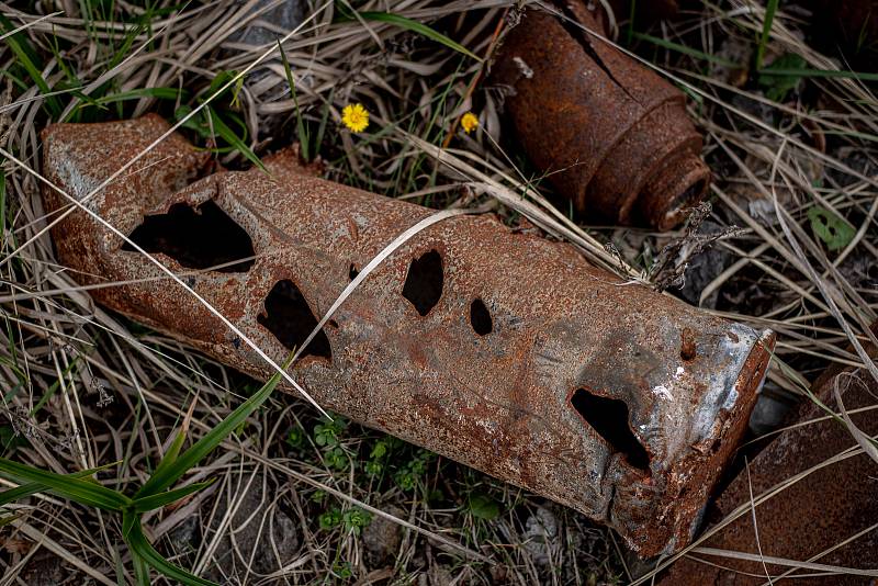 Zbytky zrezlé munice po výbuchu ve Vrběticích, 3. května 2021. Ve Vrběticích v roce 2014 explodoval muniční sklad. Po sedmi letech vyšlo najevo podezření na zapojení ruské tajné služby (GRU a SVR) do výbuchu.