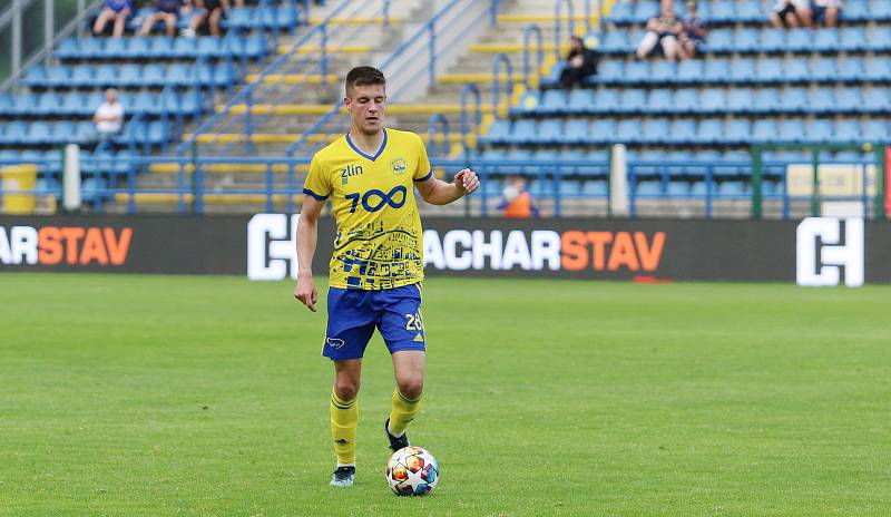 Fotbalisté Zlína (žluté dresy) zakončili letošní sezonu domácí remízou s Jabloncem 1:1.