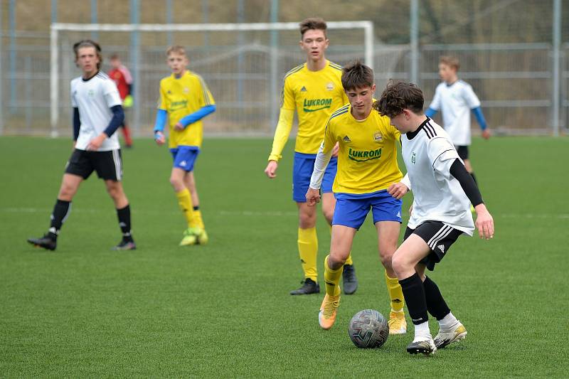 Mladí fotbalisté Zlína (žluté dresy) si v 19. kole Moravskoslezské žákovské ligy poradili s Karvinou po výsledku 4:1.