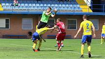 Fotbalisté Zlína B (žluté dresy) v nedělním zápase 29. kole MSFL na Letné remizovali s Frýdkem-Místkem 2:2.