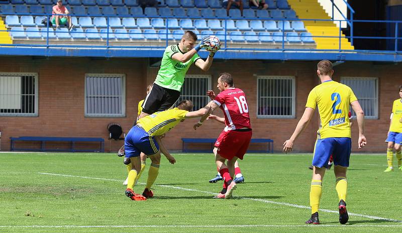 Fotbalisté Zlína B (žluté dresy) v nedělním zápase 29. kole MSFL na Letné remizovali s Frýdkem-Místkem 2:2.