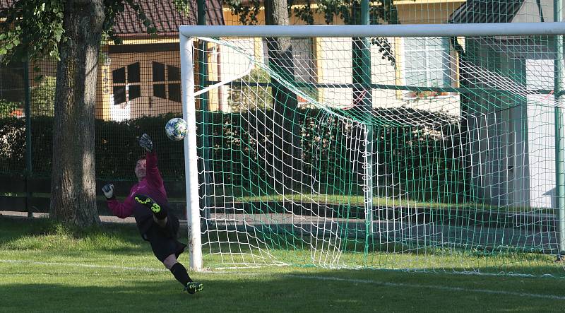 Fotbalisté Slopného (zelené dresy) si v Lize4 poradil s Drnovicemi, které díky hattricku Martina Váni zdolal 3:2. Foto: pro Deník/Jan Zahnaš