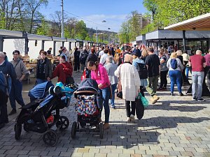 Tržiště Pod Kaštany ve Zlíně se zaplnilo lidmi. Sezonu tam v sobotu 6. dubna 2024 zahájili primátor města i krajský hejtman.