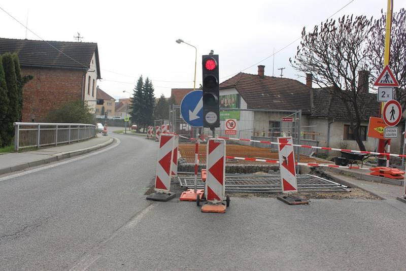 Semafory, stavební stroje, frézy, bagr, dělníci i omezující dopravní značky. Tak vypadá ulice Chrastěšovská ve Vizovicích. Je zde prováděna rozsáhlá rekonstrukce vozovky