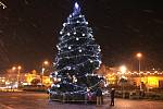 Vánoční strom na náměstí v Otrokovicích.