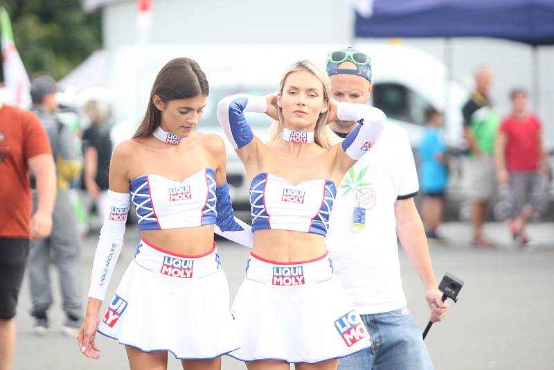 Po první sekci I. etapy Barum Czech Rally Zlín se závodníci přesunuli do Otrokovic do servisu.