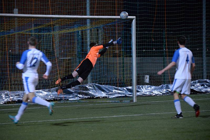 Divizní fotbalisté Baťova (ve žlutém) ve 14. kole, úvodním jarním, doma remizovali s Přerovem 1:1.