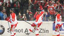 Extraligoví hokejisté Olomouce ovládli předkolo play-off, když sérii na tři vítězství ukončili v sobotu ve Zlíně po výhře 3:2. Na snímku vítězné emoce kohoutů.