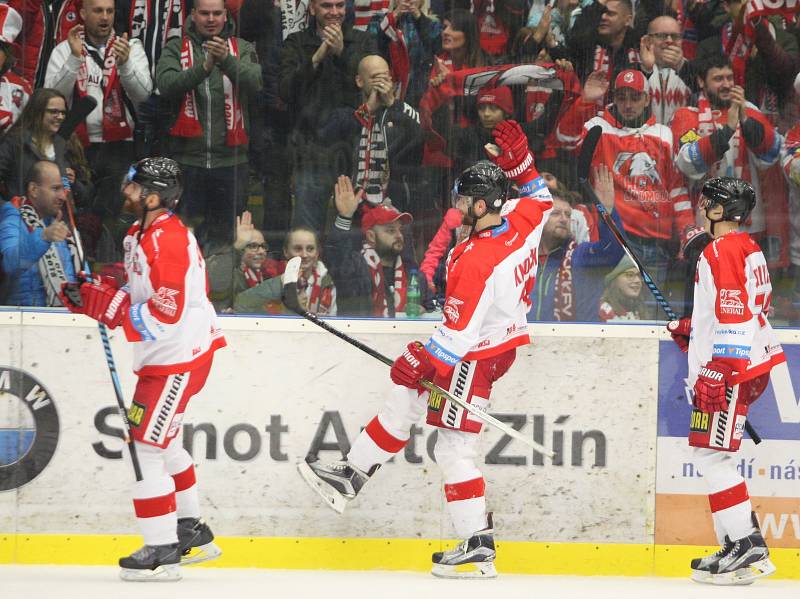 Extraligoví hokejisté Olomouce ovládli předkolo play-off, když sérii na tři vítězství ukončili v sobotu ve Zlíně po výhře 3:2. Na snímku vítězné emoce kohoutů.