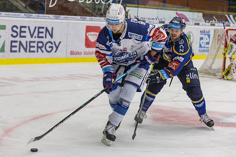 Extraligoví hokejisté Zlína (v modrém) v dohrávce 7. kola extraligy v úterý vyzvali  Kometu Brno.