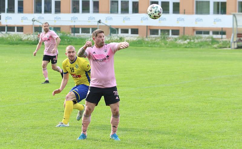 Fotbalisté Malenovic (růžové dresy) ve 21. kole I. B třídy sk. C remizovali se Starým Městem 3:3.